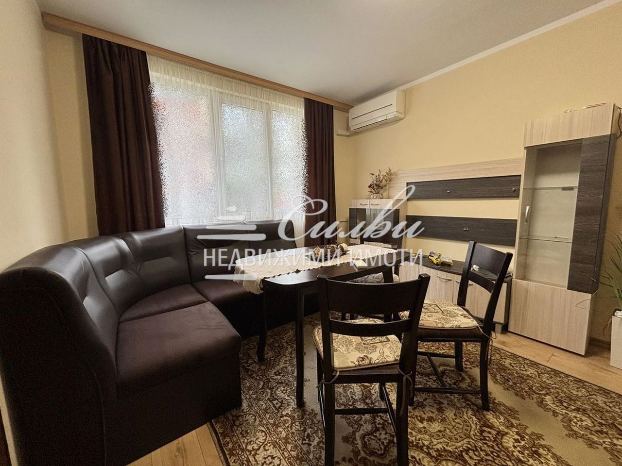 Дава се под наем Тристаен апартамент в Шумен, Център - 80 кв.м за 408 € - Снимка #2