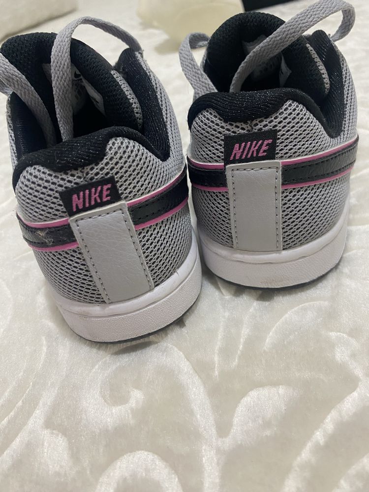 Puma и Nike обувки