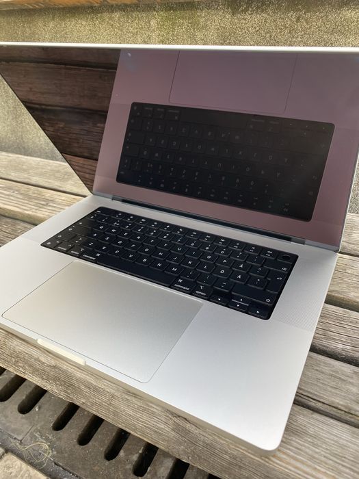 Продавам Macbook Pro A2485