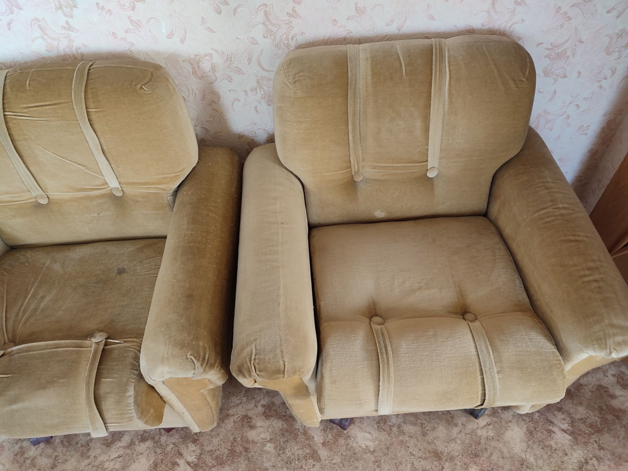 Два кресла велюровых и диван  на дачу