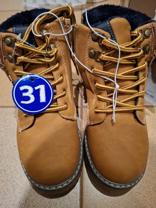 Чисто нови обувки тип боти