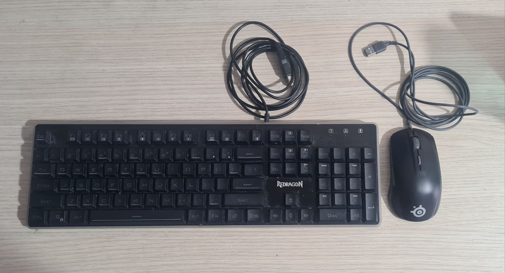 Ryzen 5 1600, RX 580, 16gb Ram DDR4, SSD 120gb, HDD 1TB.