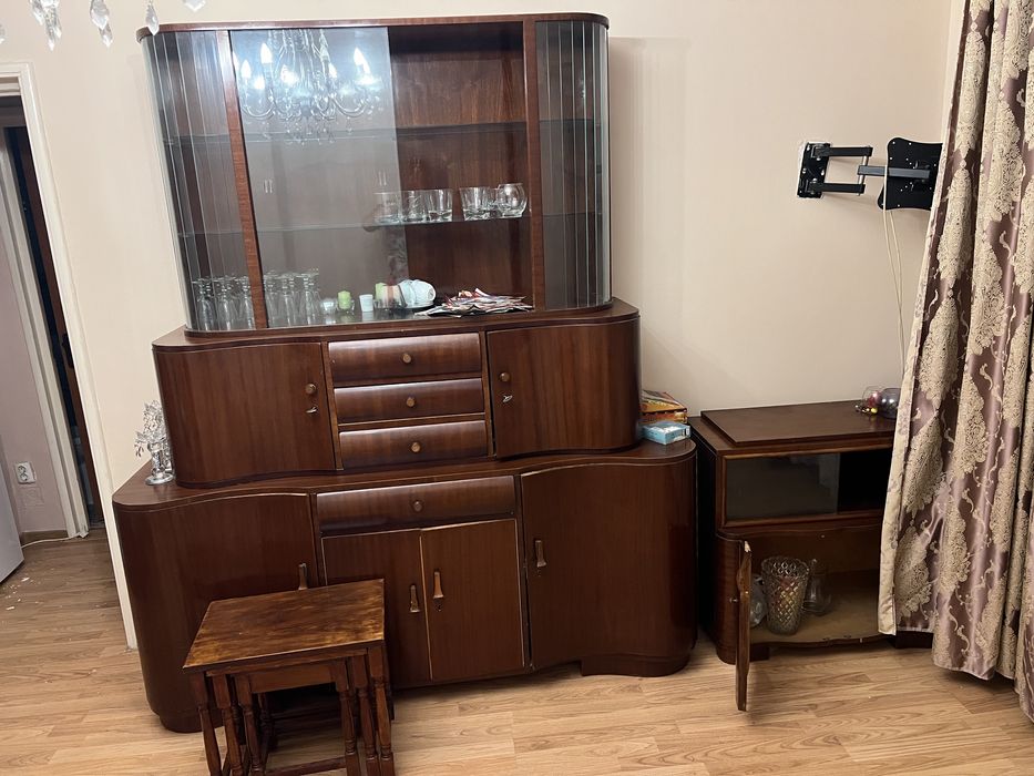 Set mobilier vechi: vitrină + comodă + măsuțe — lemn masiv, stil retro