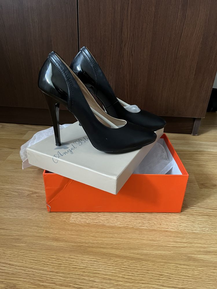 Pantofi stiletto