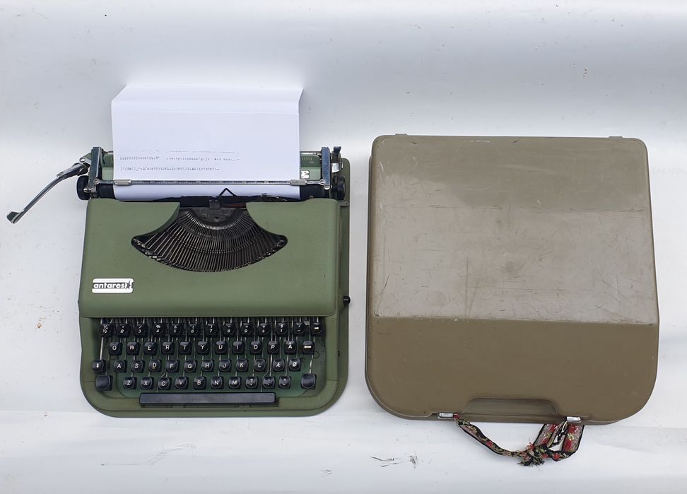 Mașina de scris portabilă, funcțională cu gentuta de transport