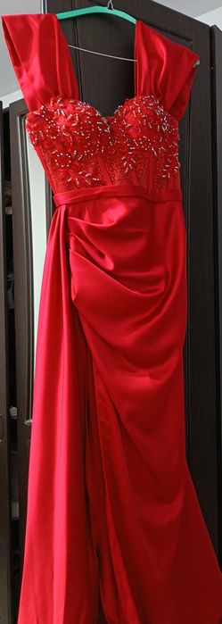 Rochie roșie de nașă