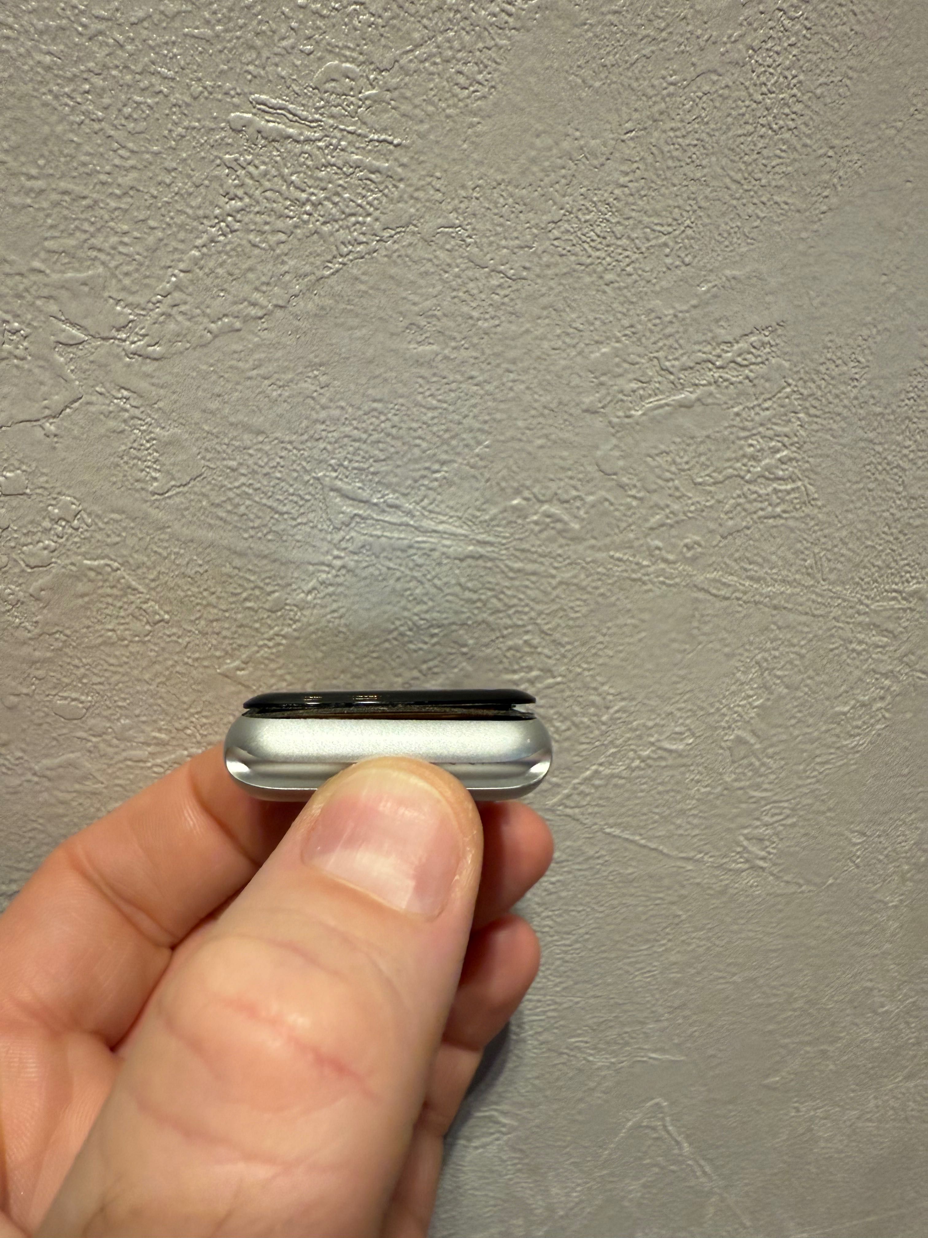 Продавам смарт часовник Apple Watch 42 мм, първа версия.