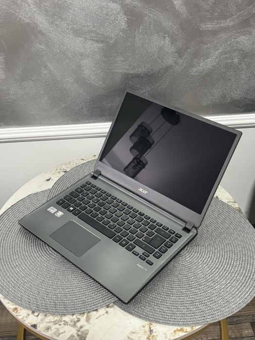 Laptop Acer M5 14” i3 4Gb ram 500 hdd, windows 10 pro.