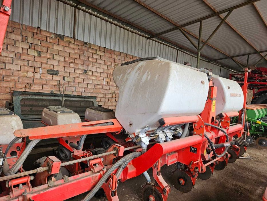 Vand semantoare Khun Maxima II  cu buncar de fertilizare , 8 randuri.