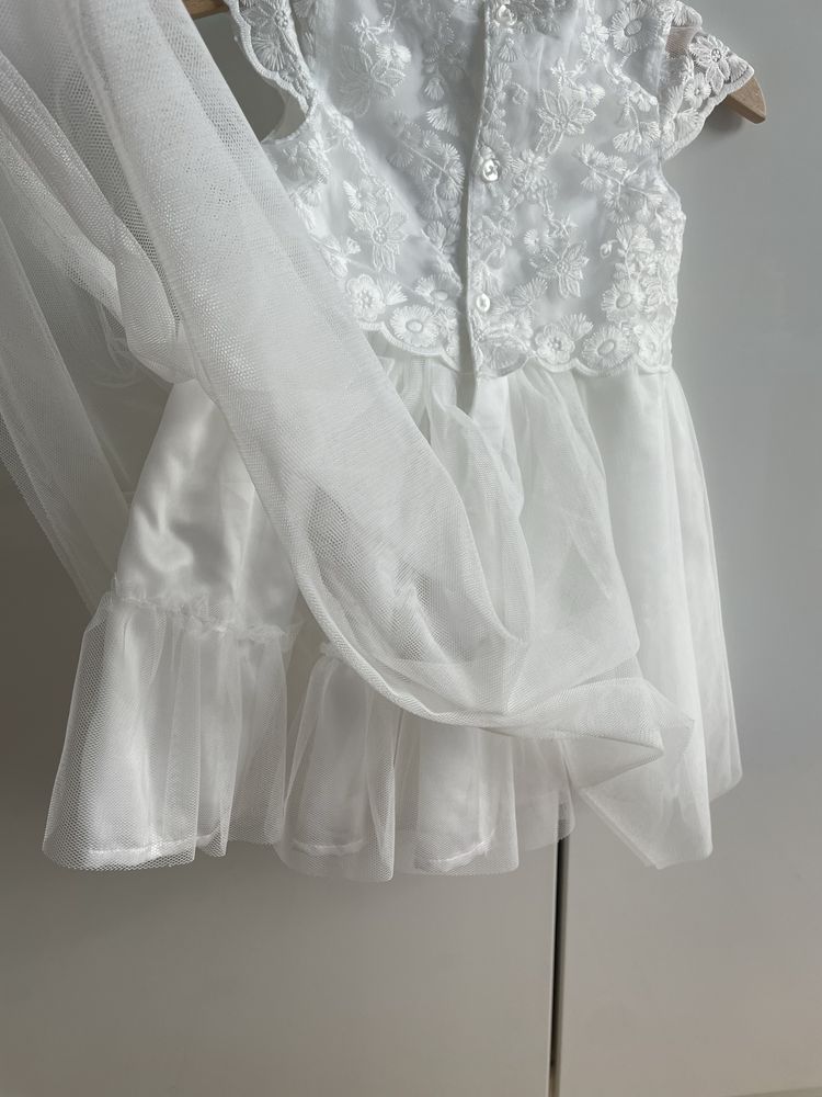 Бебешка бяла рокля подходяща за кръщене или рожден ден