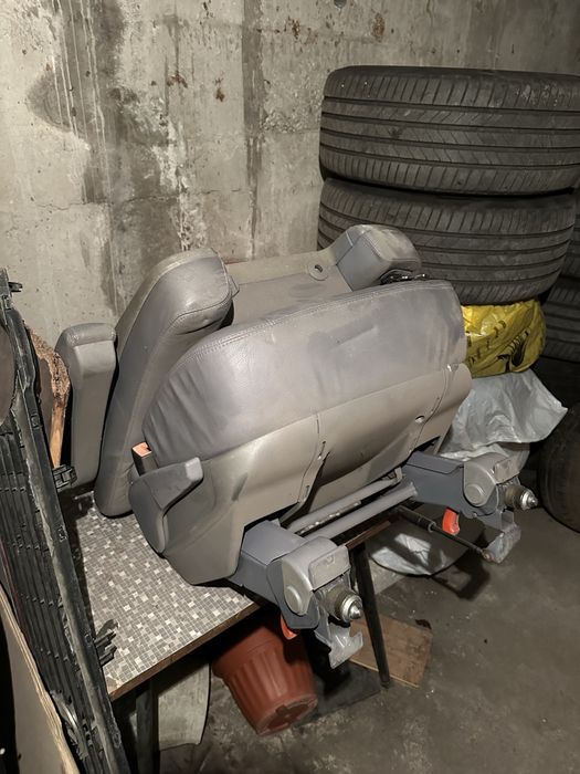 Кожени седалки и разгъваща масичка за Мерцедес Вито