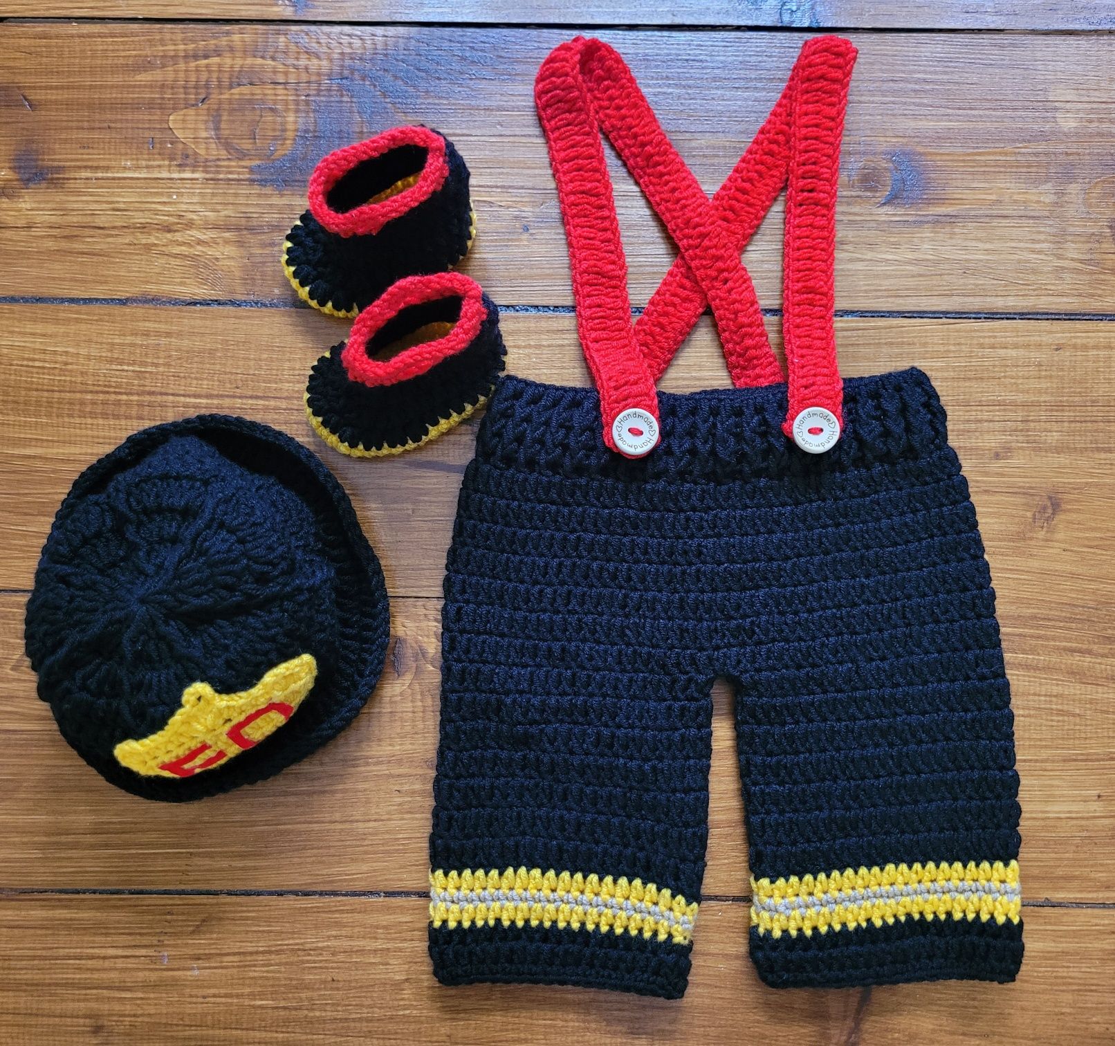 Costumas crosetat de pompier marimea 0-6 luni