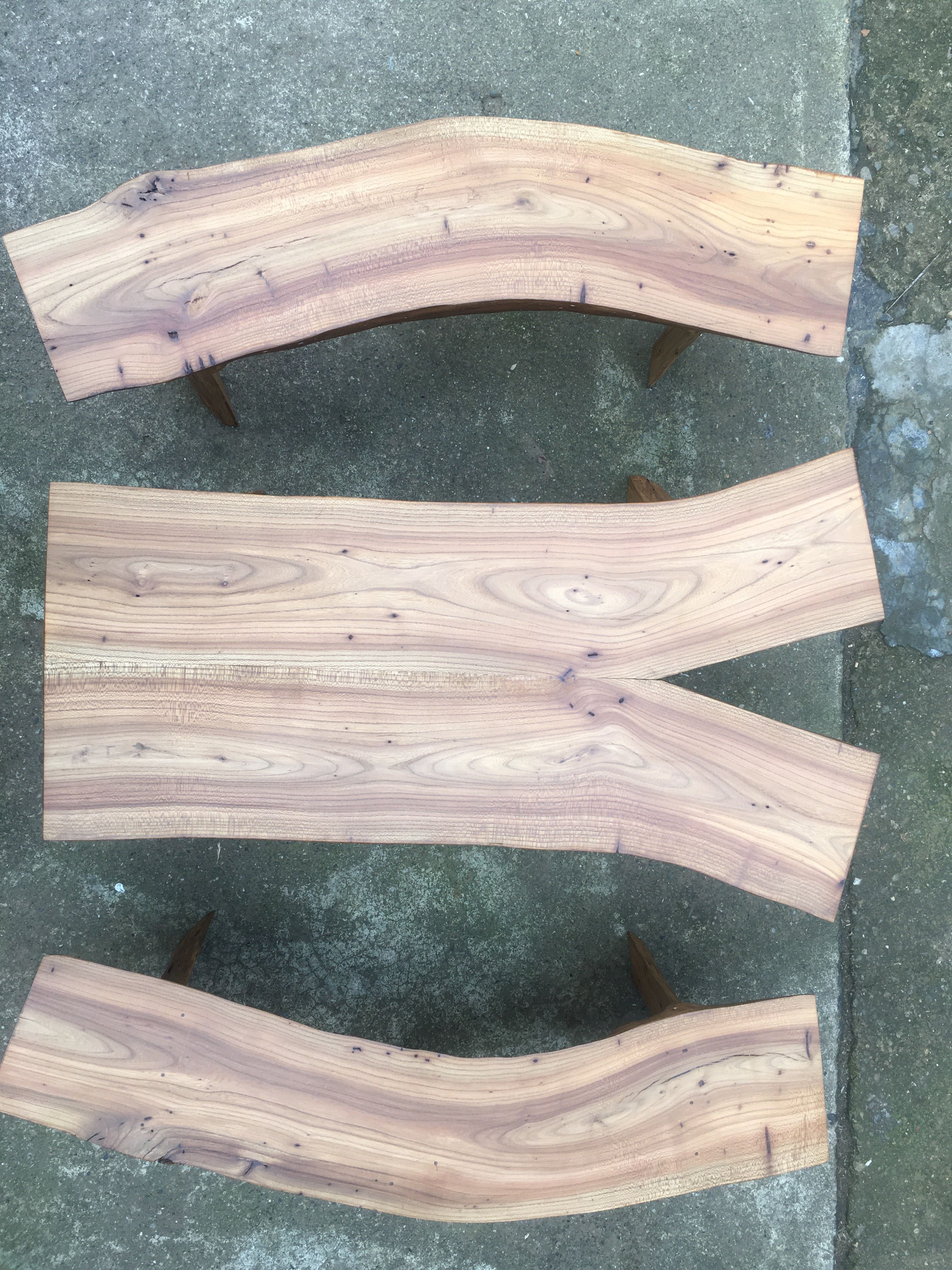 Дървена маса с пейки от бряст