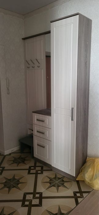 Продам прихожку,стол с стульями и б/у двери