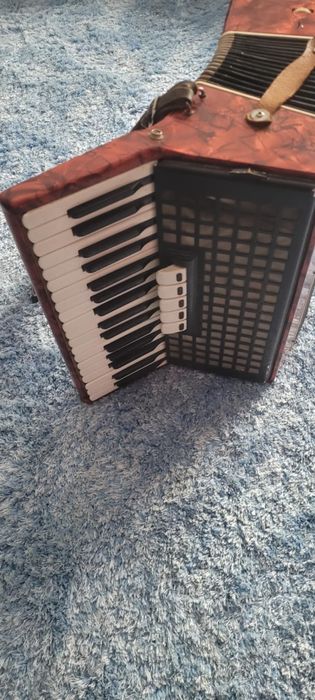 Vând acordeon cu 80 de bassi