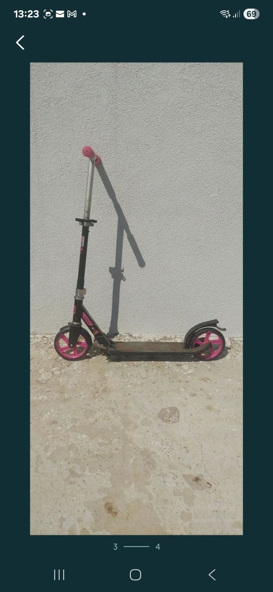 Vând trotineta cu mânere roz