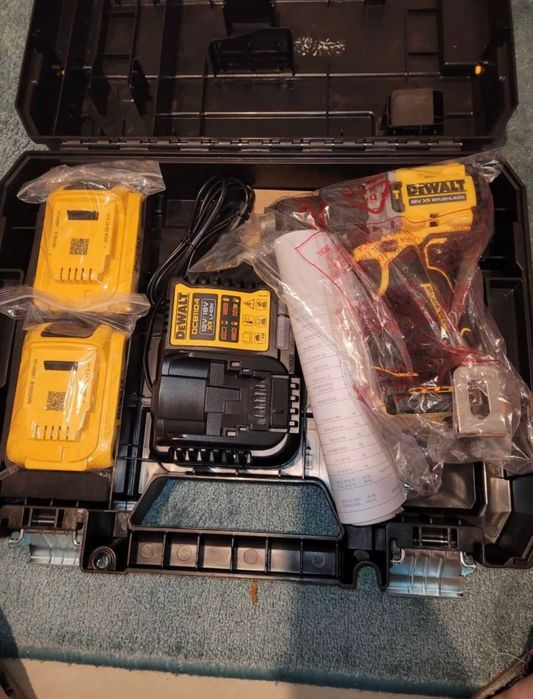 Șurubelniță DeWalt cu două baterii și încărcător