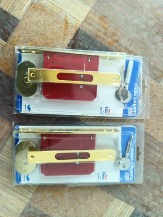 Брава за врата с 2 ключа