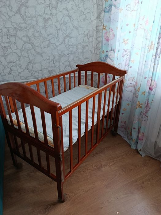 Отдам кроватку, за шоколадку!