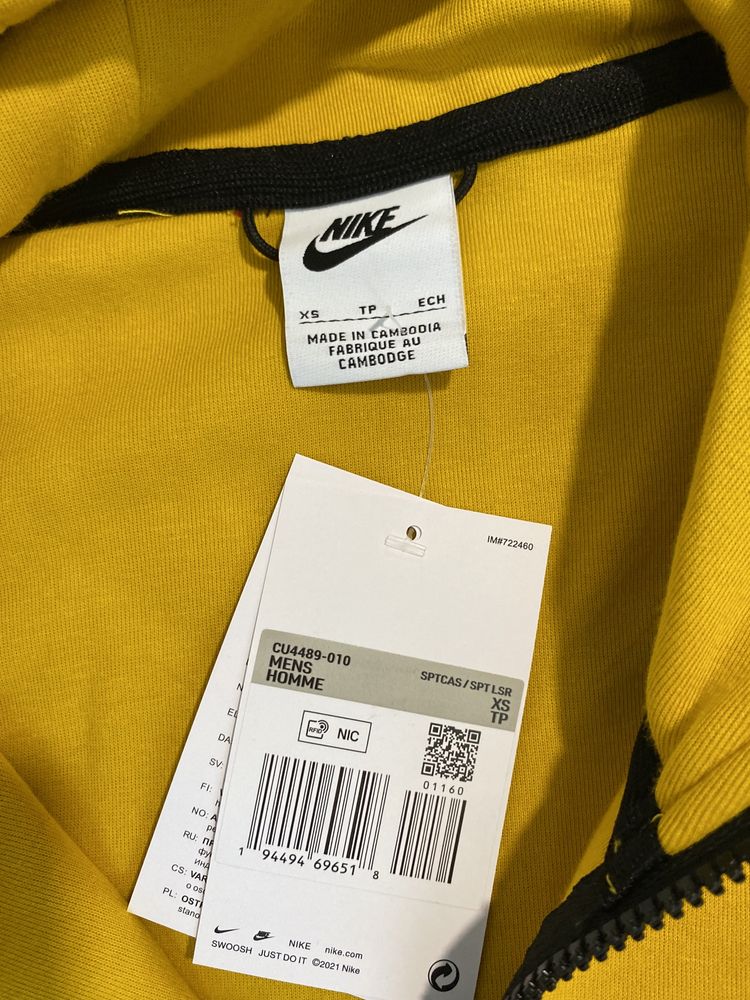 Vand compleu Nike Tech nou cu etichete