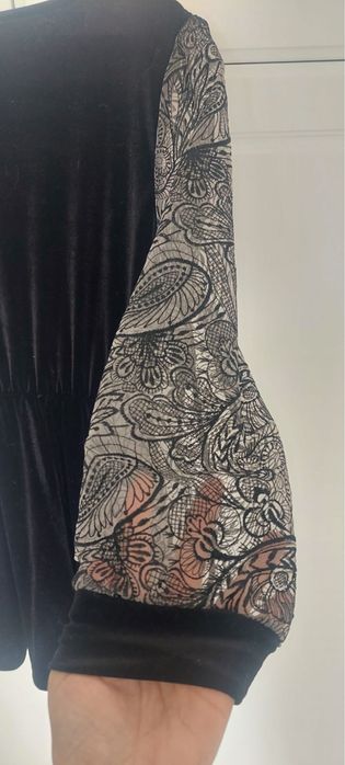 Rochie din catifea cu maneci din dantela