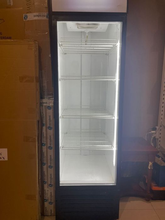 Российский витринный холодильник Капри