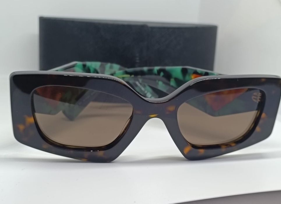 Продавам слънчеви очила Prada SPR 15Y кафяво със зелено