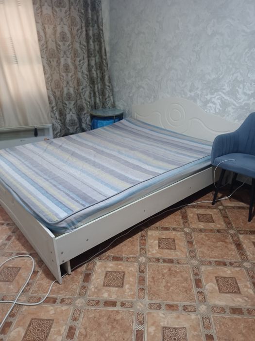Продам 2-х-х спальную кровать, почти новая