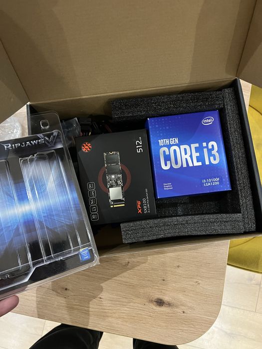 Компютър + монитор и мишка