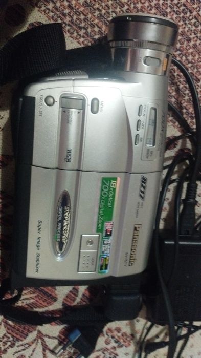 Продаю видеокамеру Панасоник хорошо снимает все в комплекте есть