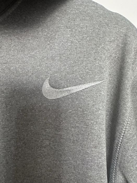 Продавам Nike худи Therma fit