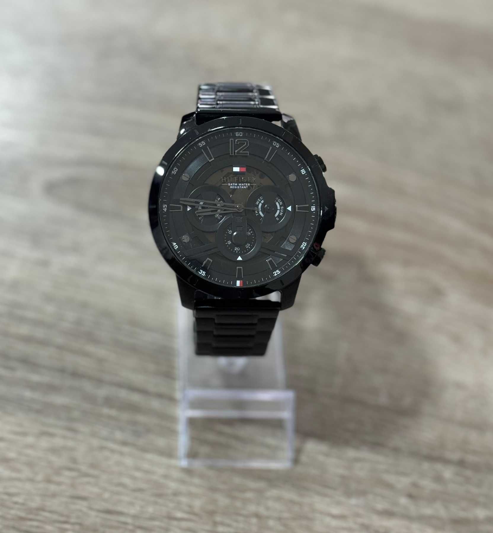 Аналогов часовник в Черно TOMMY HILFIGER TH458