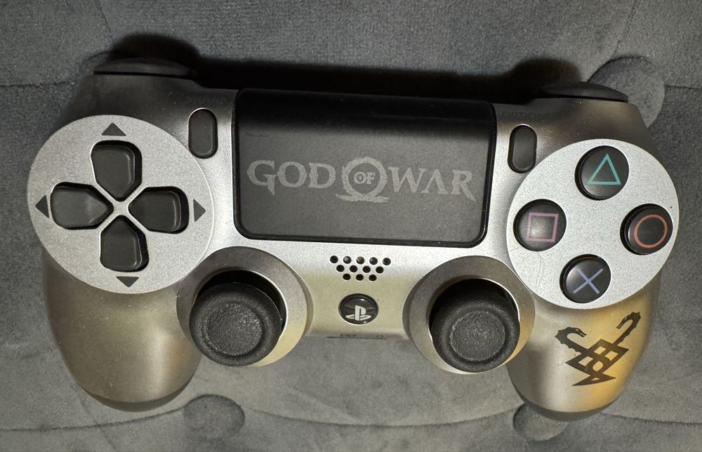 PlayStation 4 Pro 1TB + 2ри God of War контролер