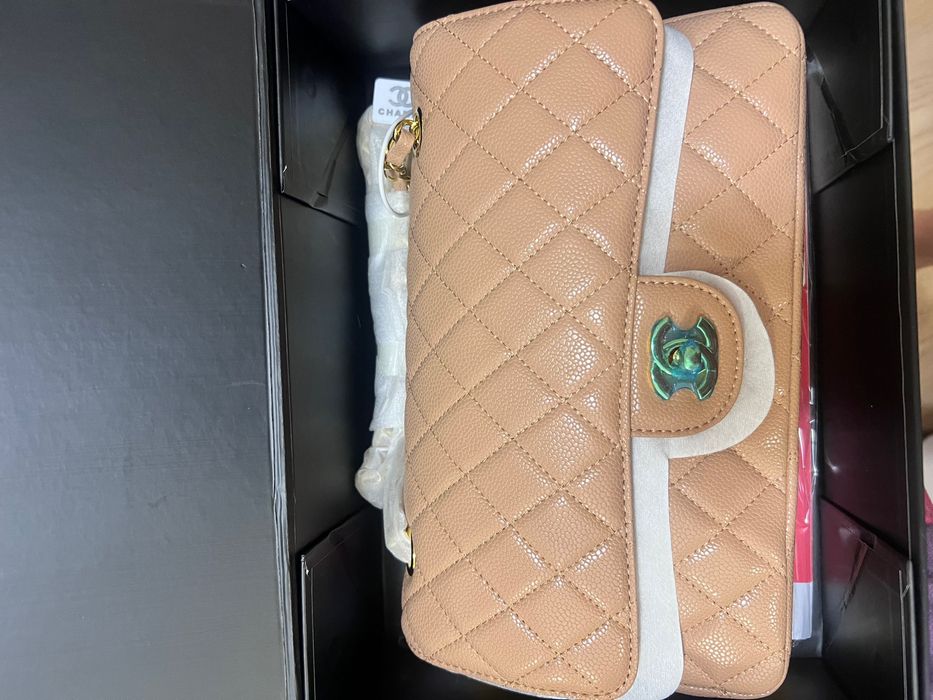 Кожена бежова чанта chanel