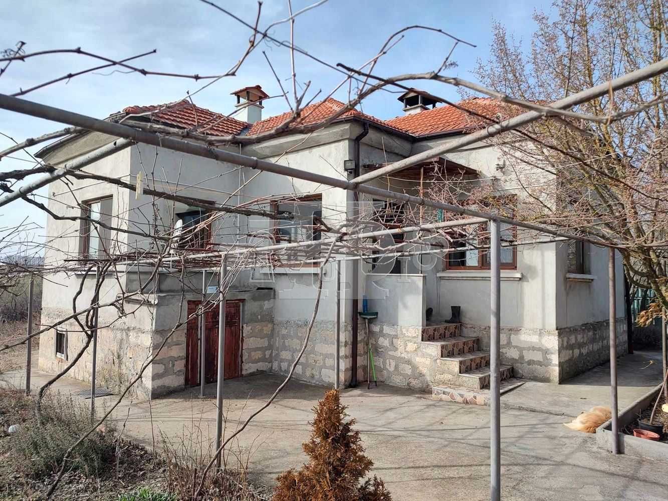 Ведрина, обл. Добрич, обзаведена къща в отлично състояние с голям двор