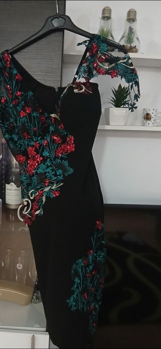 Rochie elegantă mulată pe corp
