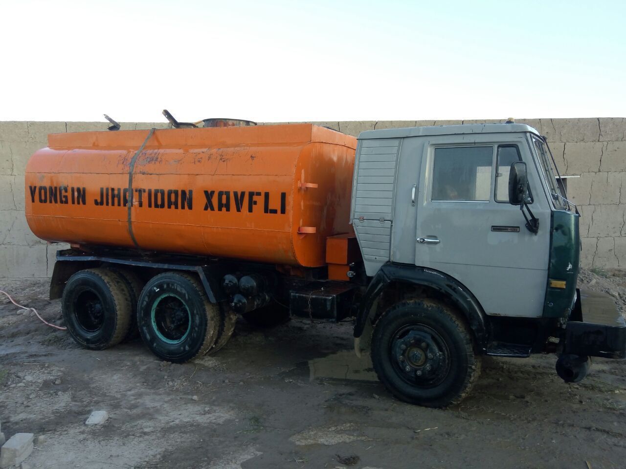 Kamaz benzavoz, yomkis 12ming litr, moshina yurib turibdi.