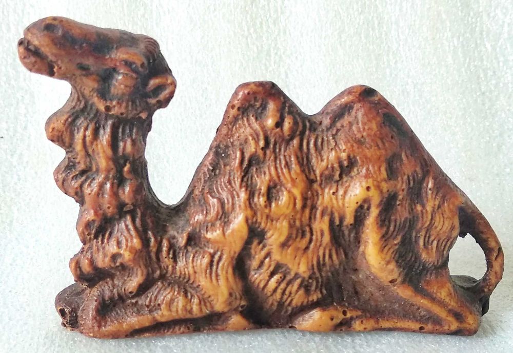 Сувенир -сидящий верблюд