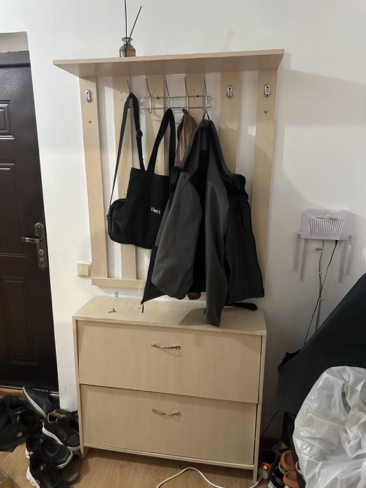 Прихожая шкаф, для одеждый и снизу шкаф для обуви. Удобный. Компакный