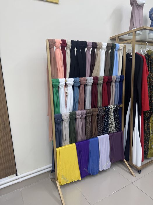 Диван, стол, reception, стойки для одежды