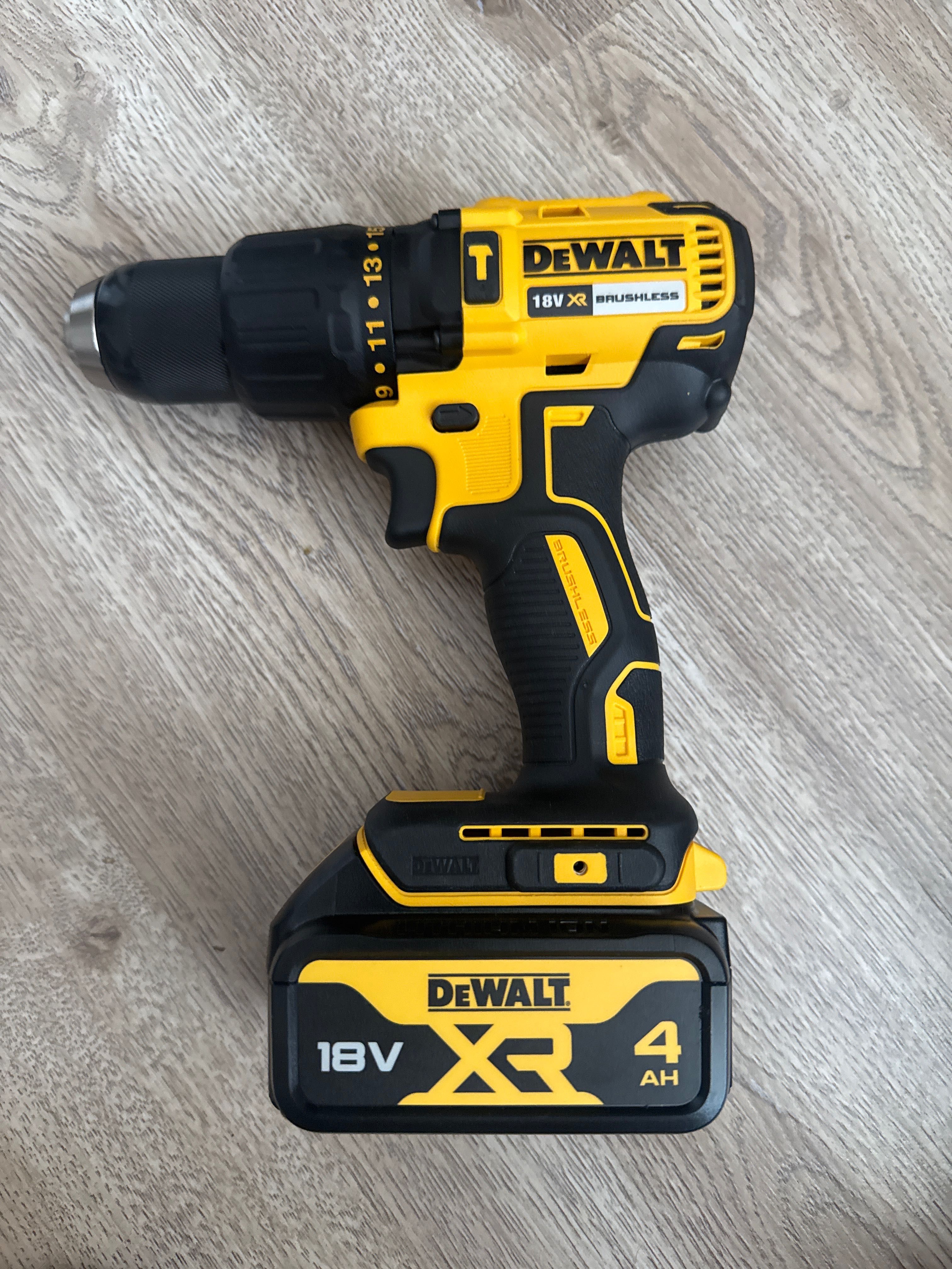 Нов Винтоверт DEWALT зарядно и 2 батерии