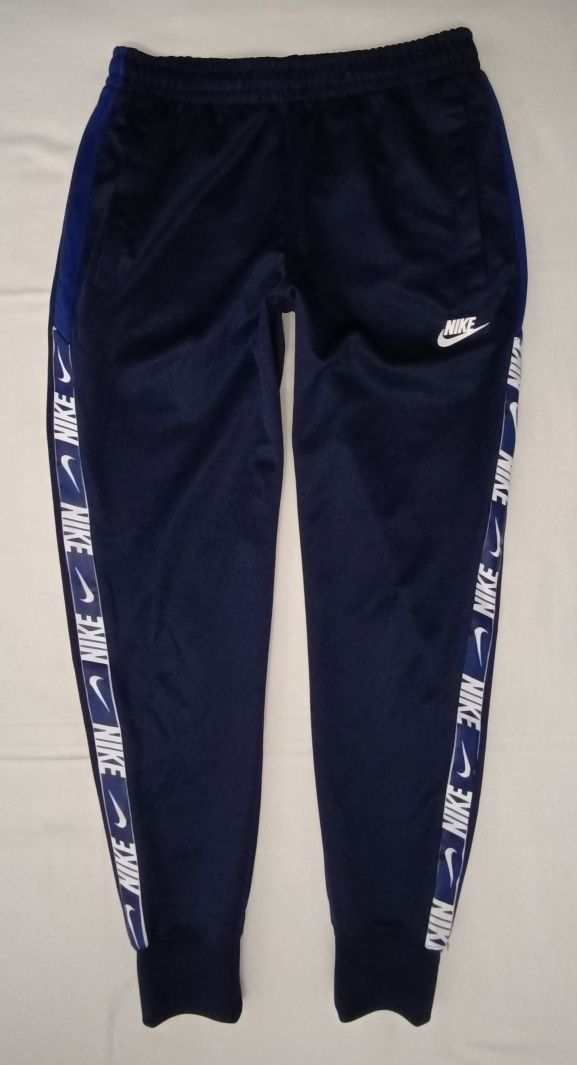 Nike Sportswear Repeat Sweatpants оригинално долнище S Найк долница