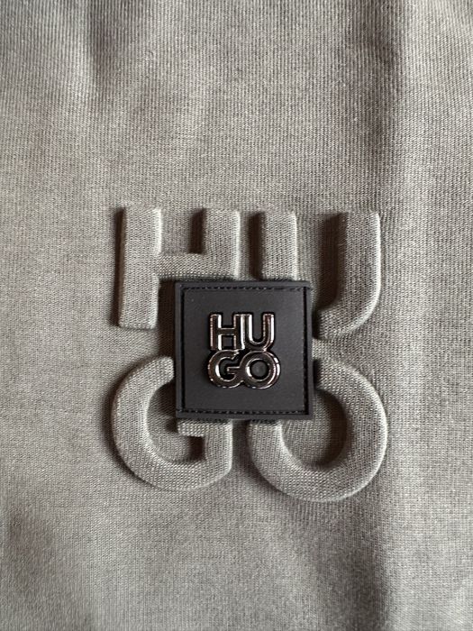 Мъжки,памучен,масленозелен екип Hugo BOSS с метално лого