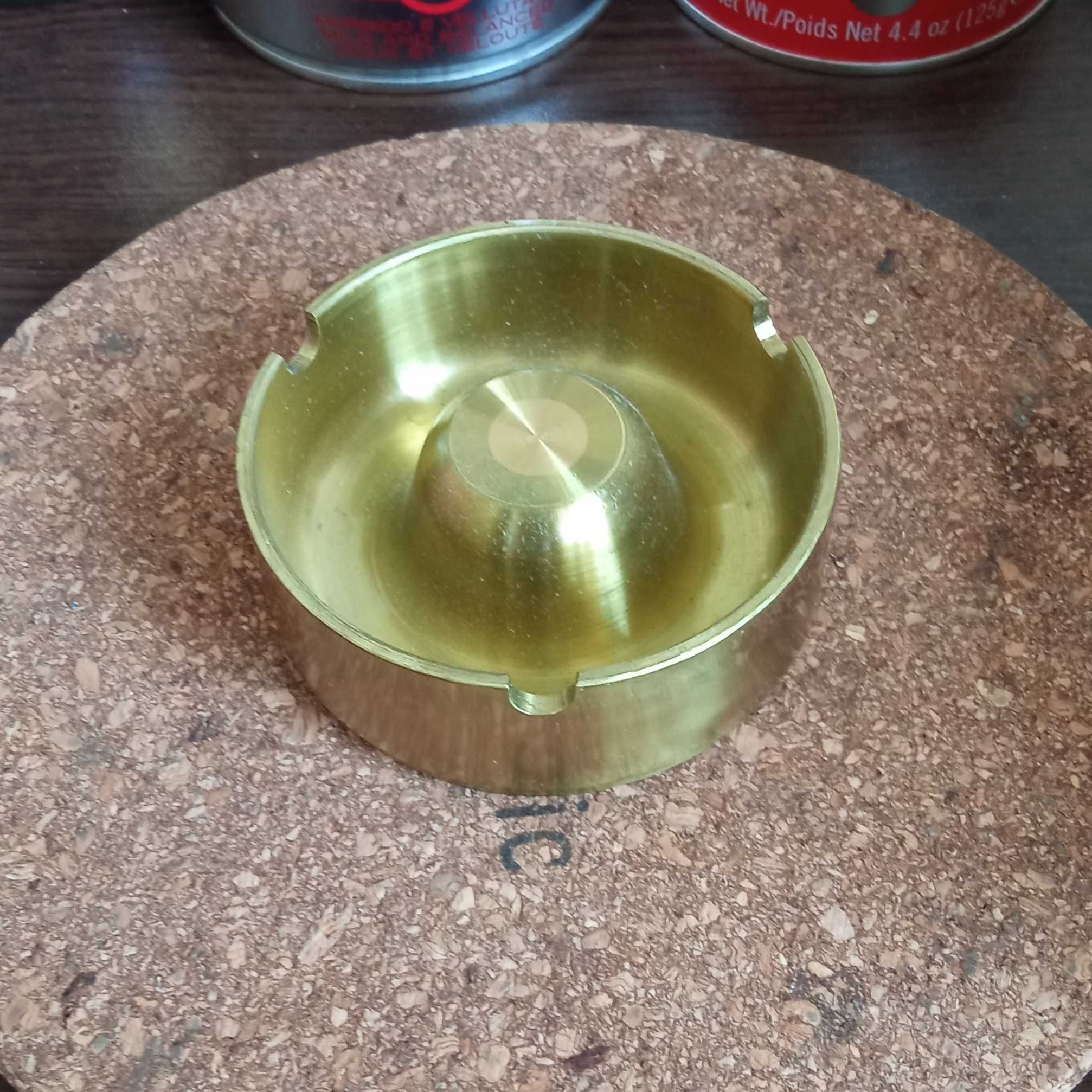 Месингов пепелник