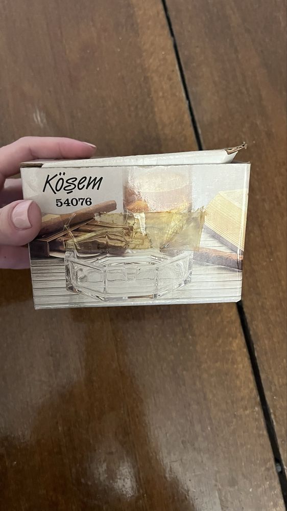 Стъклен пепелник нов в кутия