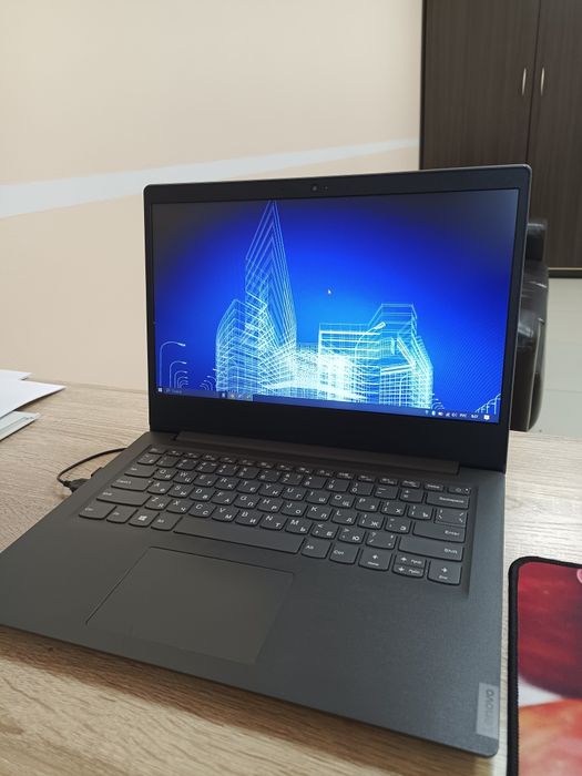 Ноутбук с подарками. Гарантия есть.