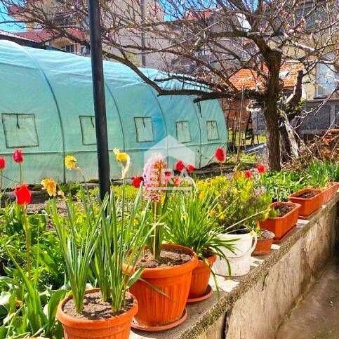 Триетажна къща с двор и два гаража в кв. „Каменни“, гр. Хасково!