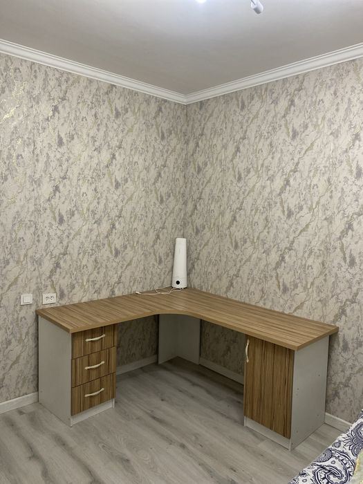 Стол угловой срочно продам