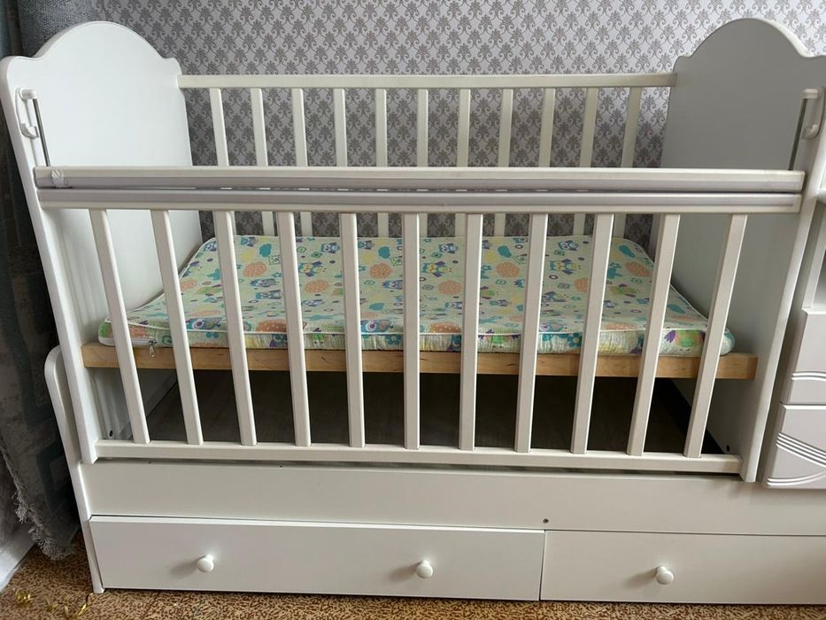 Детская кроватка трансформер с маятником