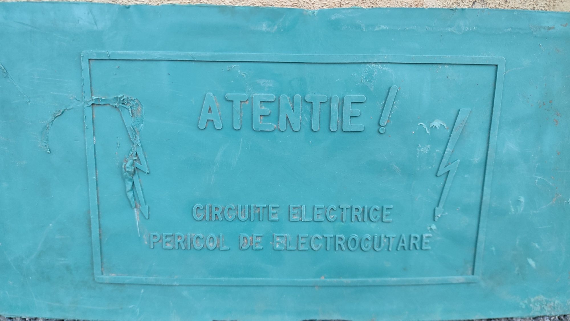 Semne de avertizare "Pericol electrocutare"